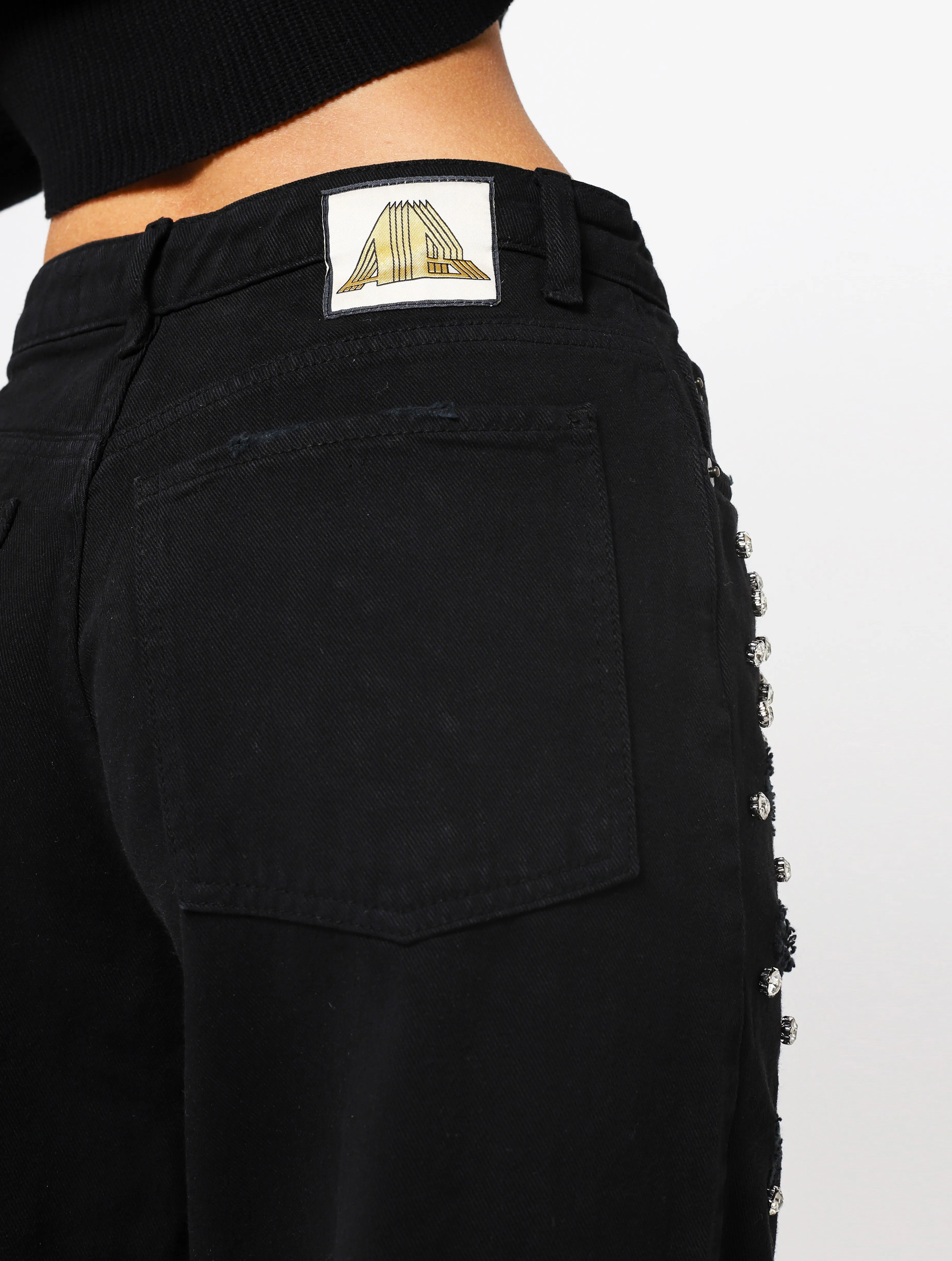 Jeans con 5 tasche, gioielli applicati e lacerazioni sulla parte frontale del pantalone, patch applicata posteriore piccola con 