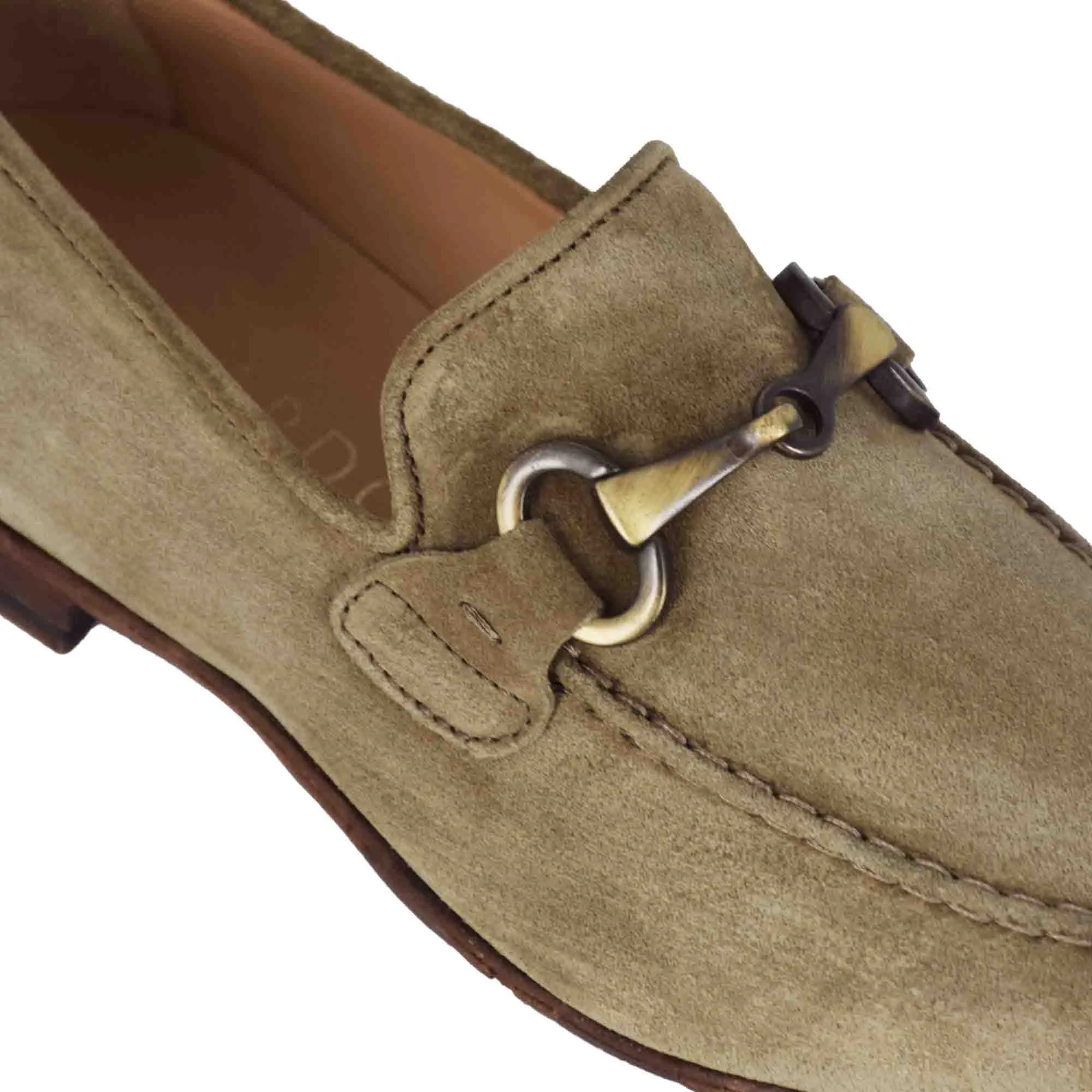 Mocassino da uomo in camoscio colore beige con morsetto colore oro